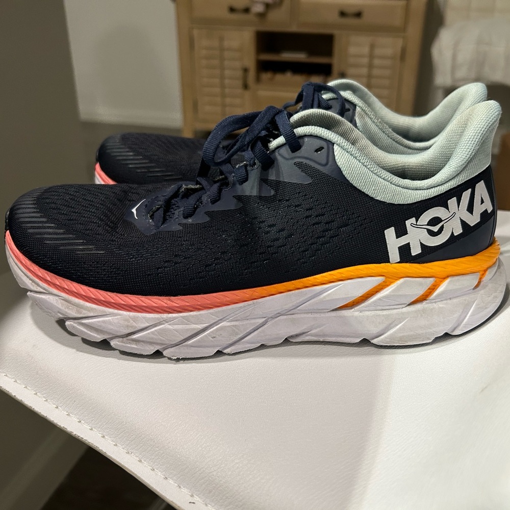 Hoka ~like new women’s 9